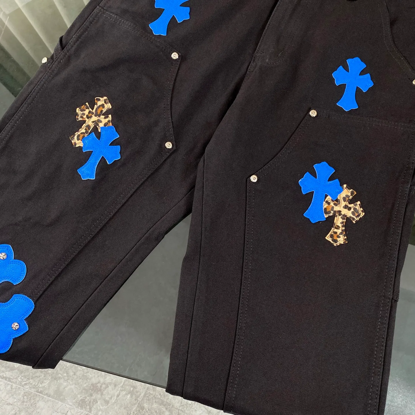 P270 CH Chromehearts family and friends limited edition leopard print blue cross patchwork leather black work jeans logging pants. The counter price is 34W level, patchwork cross pattern embellishment, washed jeans! ! An absolutely high-end luxury product, a 1.9W-level god-level single product, a super popular product, made by top heavy industry, a magic weapon that cannot be missed! [About Zangyin] This is an extremely luxurious fashion brand that can also be called the aristocracy of the high street. It has always been an exclusive brand for some hipsters or rich second generations. Compared with ordinary high streets, it is more luxurious and noble. Compared with luxury brands, it is more fashionable and individual. It has always been a brand that I have a special liking for. [Top heavy industry fashion design] Consistently high-street luxury style. Speaking of this style, the Zangyin family and GU family are definitely the leading representative brands. Especially the Zangyin family has really achieved a state-of-the-art effect in creating high-street style. The unique washed material is used to create this style. The color system is already quite eye-catching. After it is decorated with patchwork cross flowers, it cleverly highlights the charm of the brand. Secondly, this style uses classic The high-waist cutting design highlights the long legs and fashionable temperament of the upper body. The brand is highly recognizable and the slim fit configuration is more suitable for daily wear. It is a product that interprets personality, fashion, and specifications at a glance. This single product is enough to make any fan excited. It can be a white T-shirt for a youthful college style, or a tight suspender for a royal style. It has strong matching ability and can be easily controlled by men.  [Materials and craftsmanship] Needless to say, this point goes without saying. As an excellent craftsman brand, Zangyin’s requirements for details and craftsmanship are really perfect. The washed color of this model has gone through so many processes, not to mention the embellishment of denim appliques. It is also purely hand-made and sewn. Just like what they believe in, only hand-made things have soul and have the meaning of wear. A top-notch heavy-duty fashionable denim item, I look forward to your perfect interpretation! !  Color: Black Size: 28-36